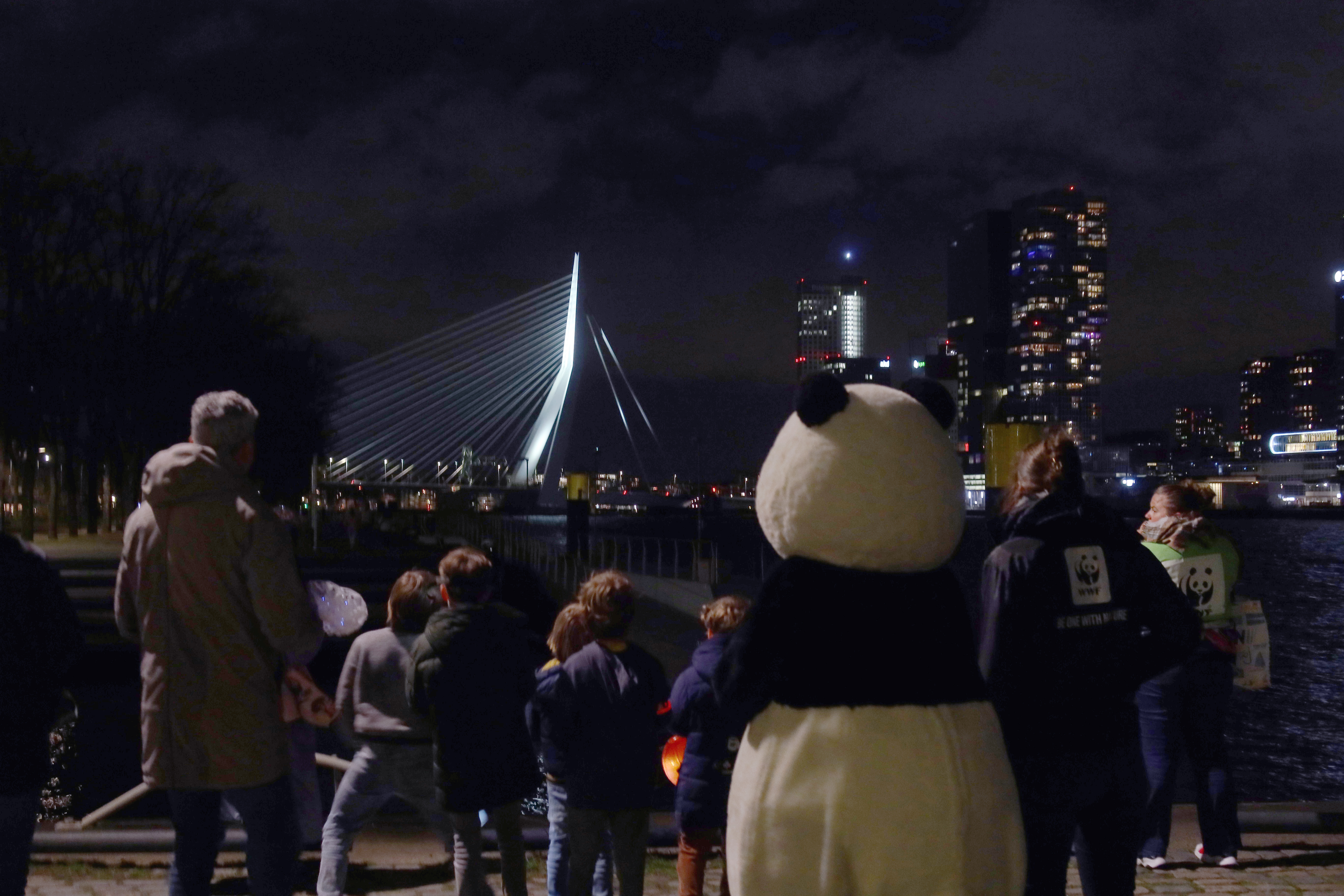 Earth Hour bij de Erasmusbrug in Rotterdam