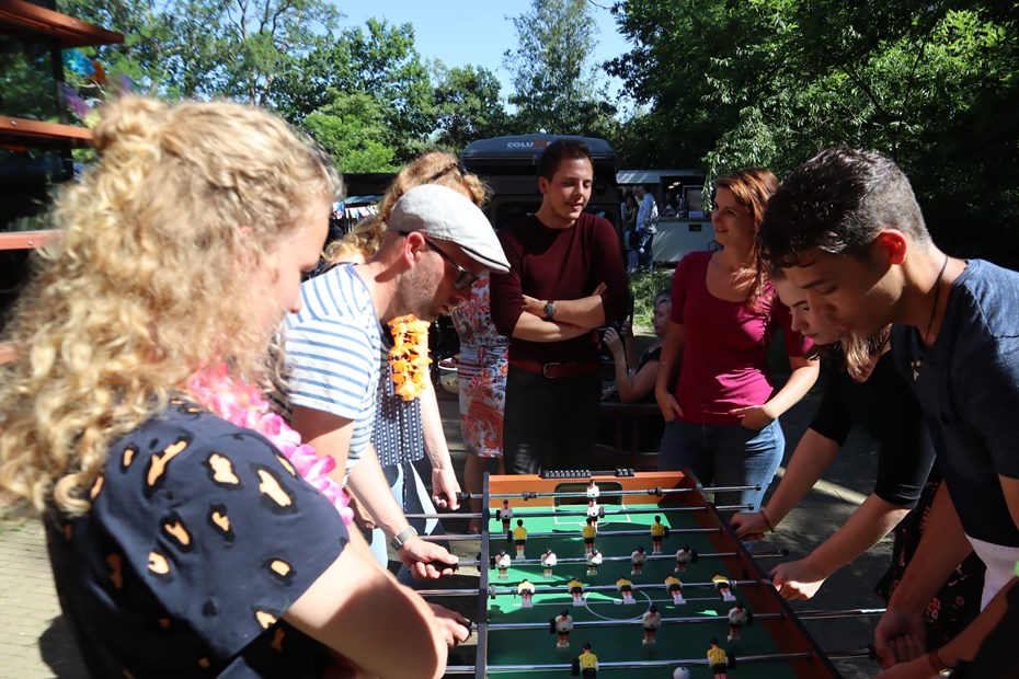 mensen spelen tafelvoetbal