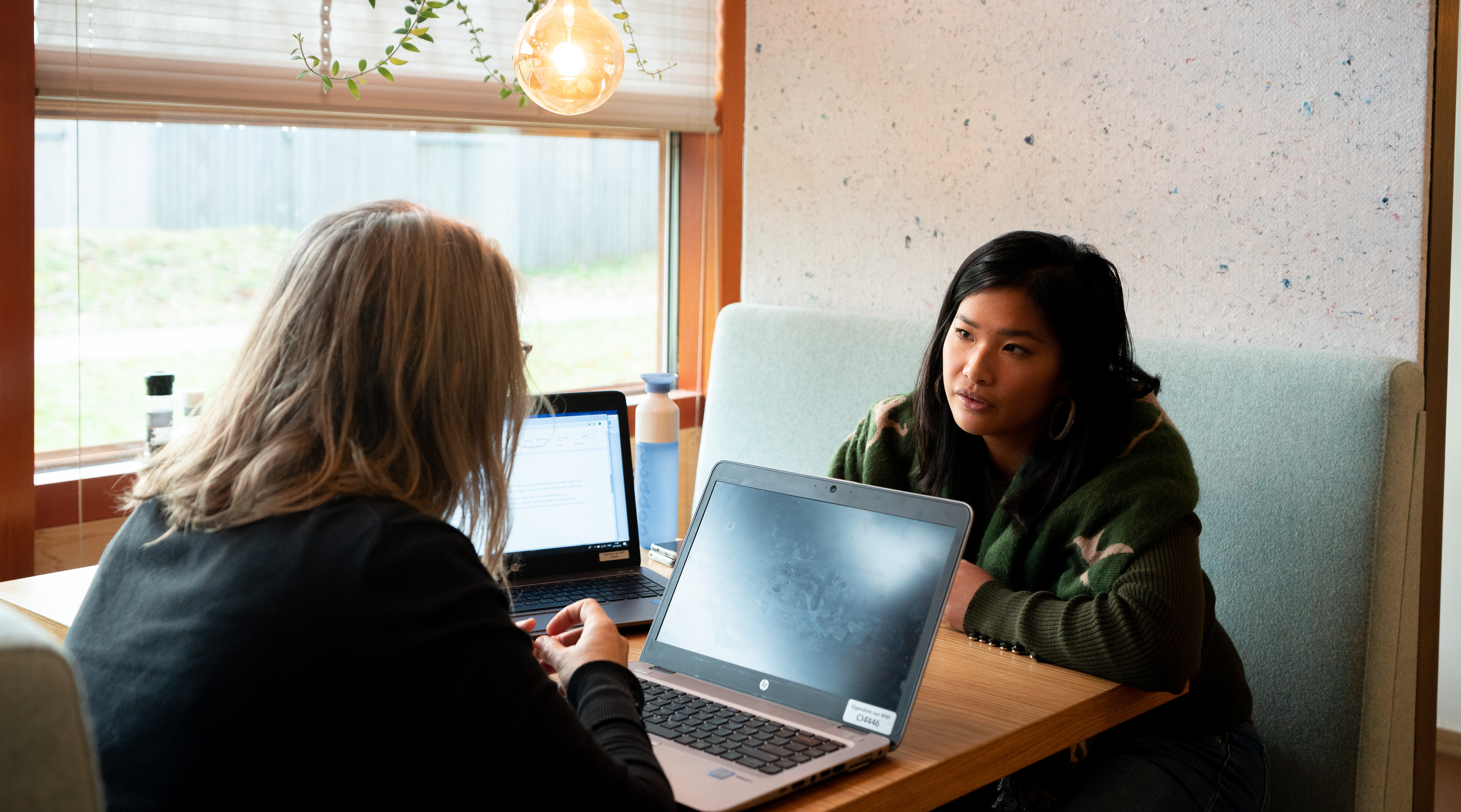 twee vrouwen vergaderen met laptop