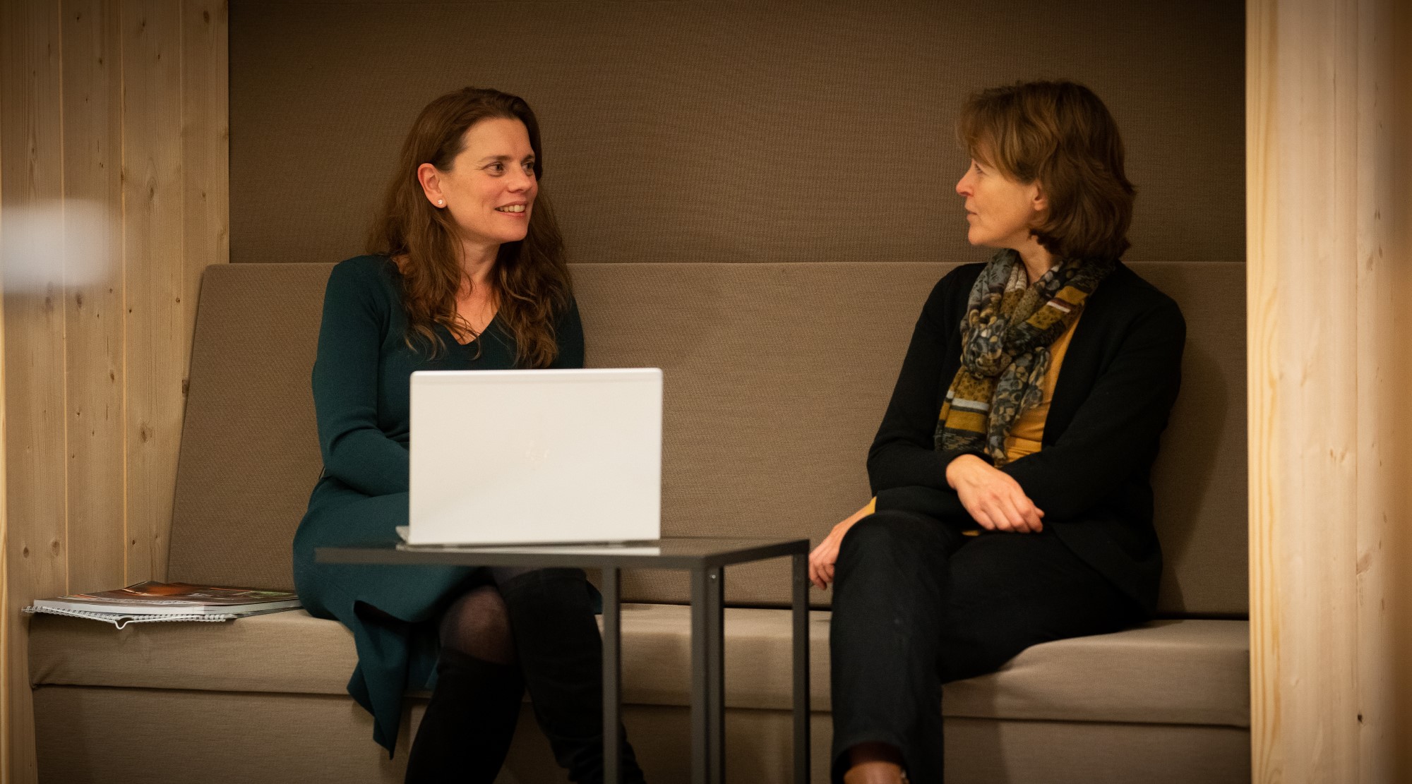 twee vrouwen vergaderen met laptop